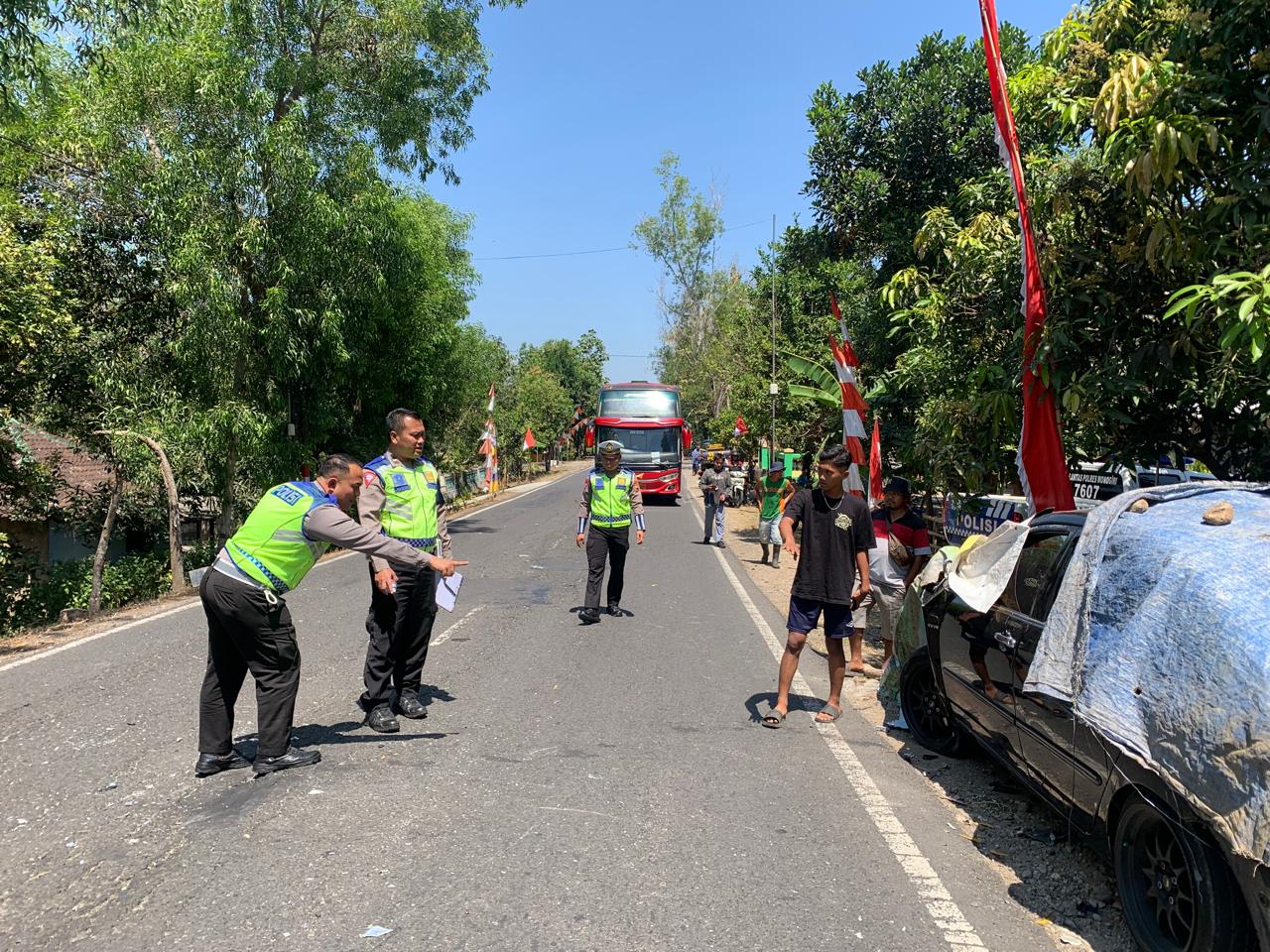 Olah TKP kecelakaan di jalan raya Nguntoronadi-Ngadirojo, Dusun Dringo RT 03 RW 05 Desa Wonoharjo Kecamatan Nguntoronadi, Kamis (15/8/2024).