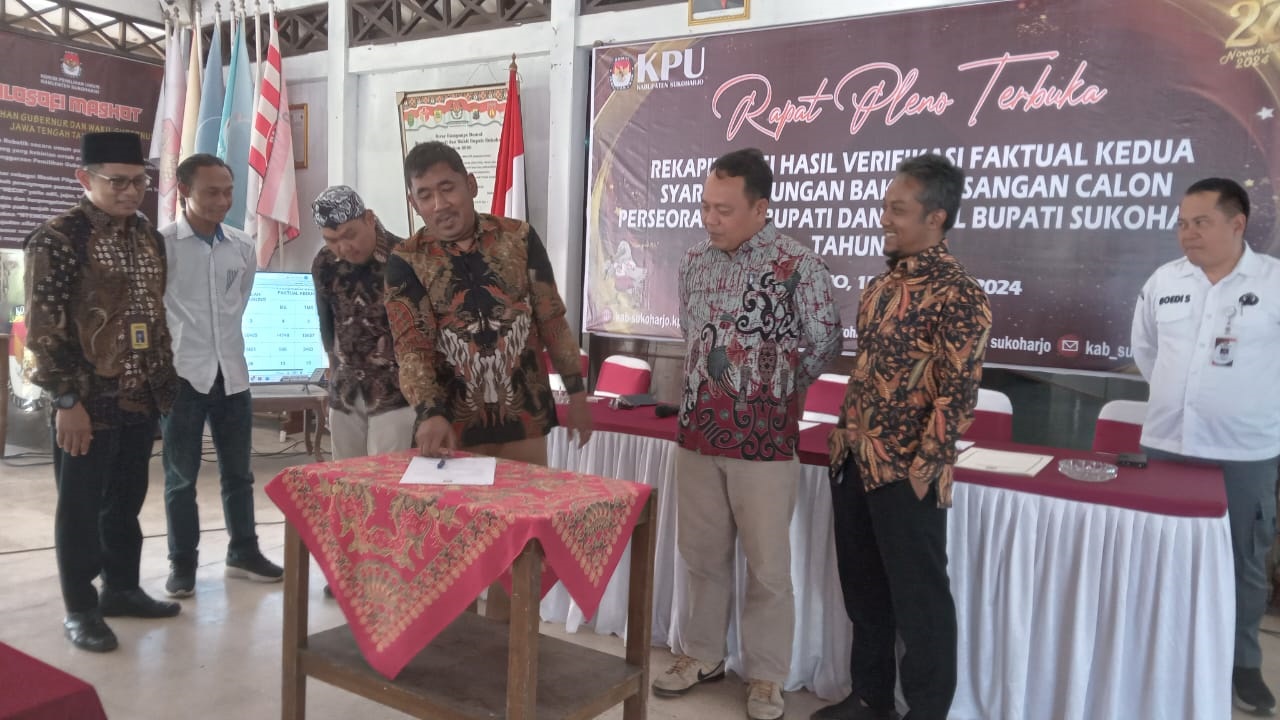 Rapat pleno verfak kedua, syarat dukungan bapaslon independen di kantor KPU Sukoharjo, Kamis (15/8).