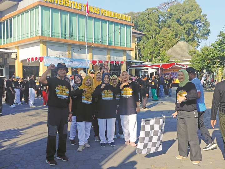 Jalan sehat dies natalis UTP, Kamis (15/8).