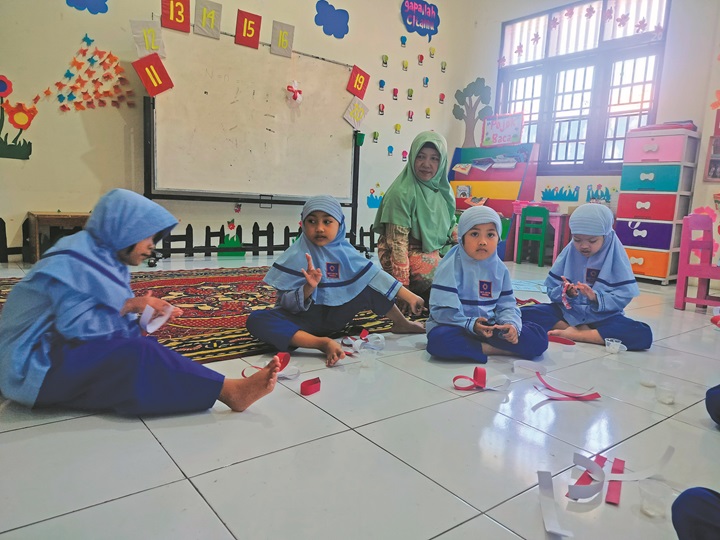 Guru membimbing siswa salah satu TK di Kota Solo.