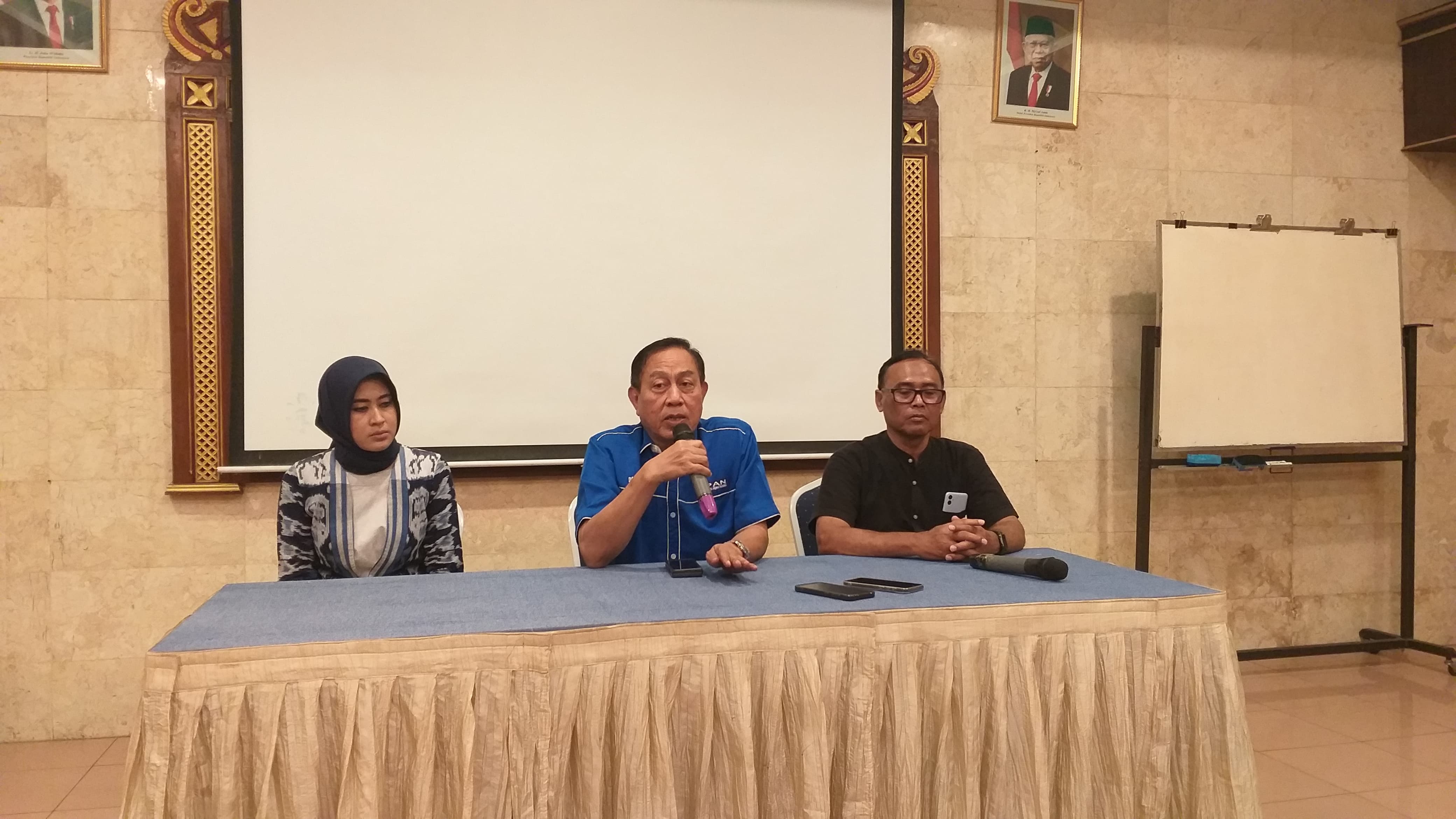 Ketua DPD PAN Solo Achmad Sapari (tengah) bersama balon cawawali Astrid Widayani. (Silvester Kurniawan/Radar Solo)