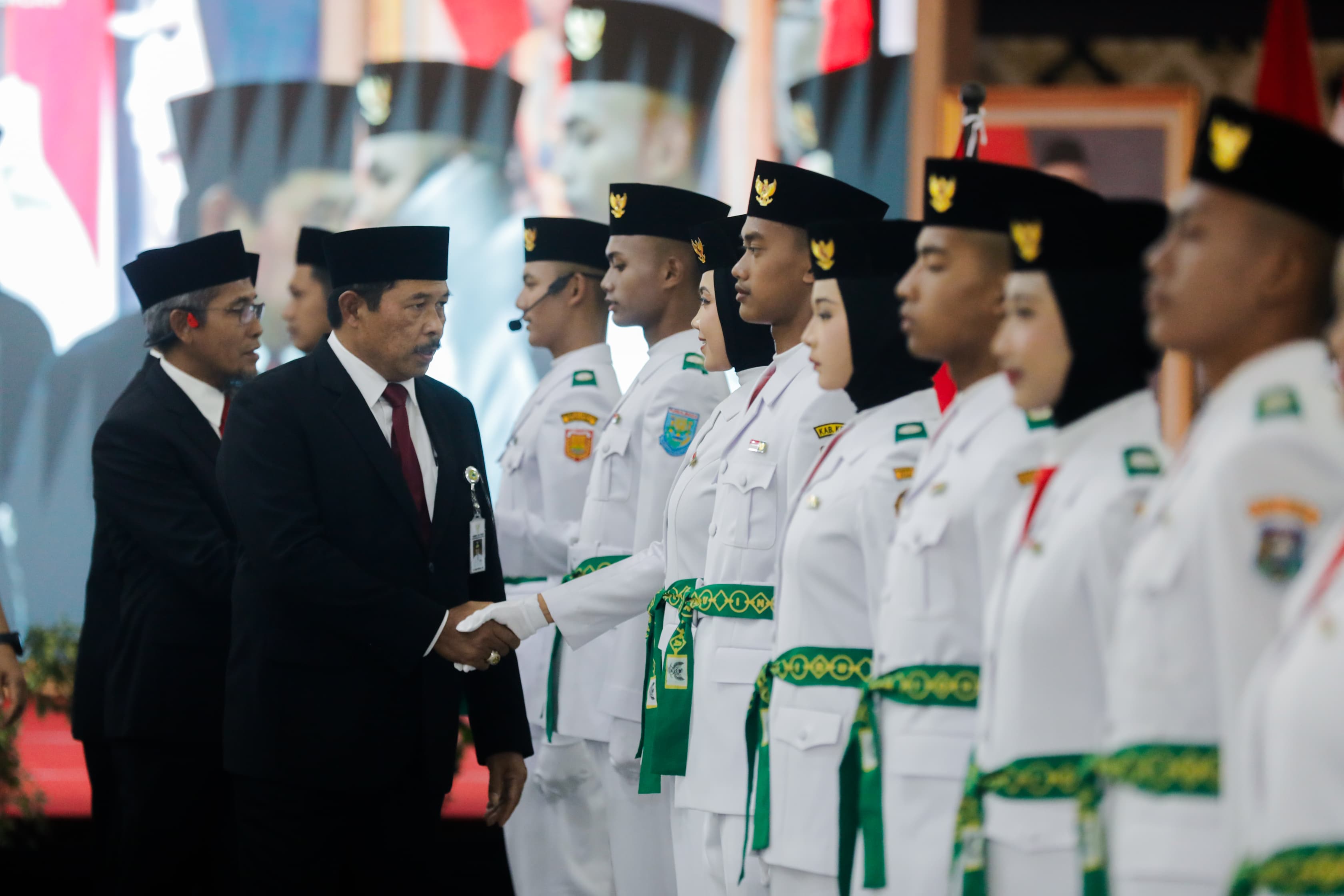 Pj Gubernur Jateng Nana Sudjana mengkuhkan 35 personel Paskibraka Jateng 2024 di Gradhika Bhakti Praja, Kamis (15/8/2024) malam.