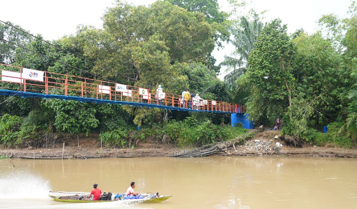 Jembatan gantung yang dibangun BRI di Desa Lubuk Dalam, Kecamatan Kayu Agung, Kabupaten Ogan Komering Ilir, Sumatera Selatan.
