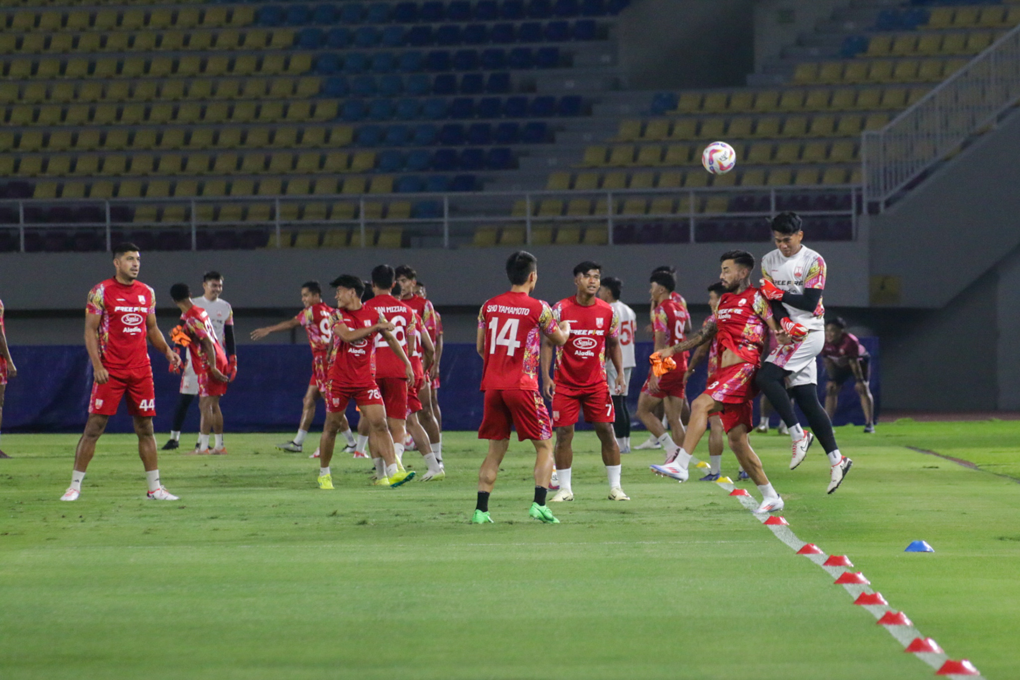 Pemain Persis Solo menjalani latihan di Stadion Manahan.