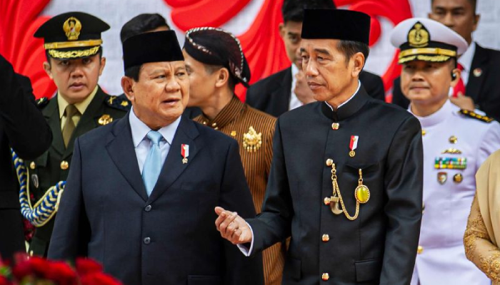 Presiden Jokowi berbincang dengan Menteri Pertahanan yang juga Presiden Terpilih Prabowo Subianto usai Sidang Tahunan MPR dan Sidang Bersama DPR-DPD Tahun 2024 di Senayan, Jumat (16/8).