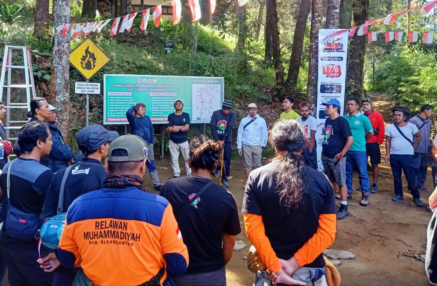 Sejumlah relawan Anak Gunung Lawu (AGL) Karanganyar koordinasi persiapan upacara HUT RI di puncak Gunung Lawu, Jumat (16/8/2024). (Rudi Hartono/Radar Solo)