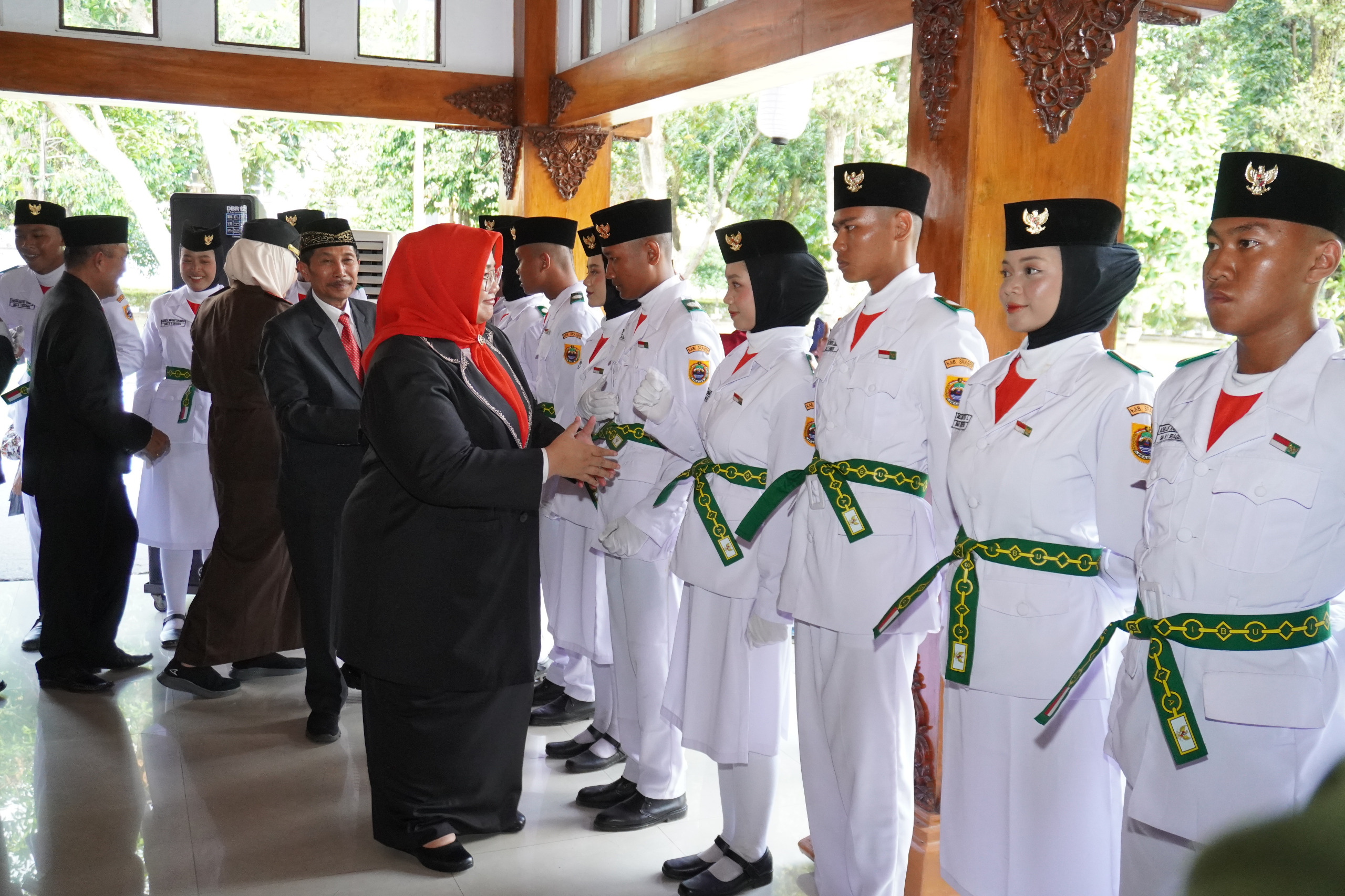 Bupati Sragen Kusdinar Untung Yuni Sukowati melantik paskibraka HUT RI Ke-79. (Ahmad Khairudin/Radar Solo)
