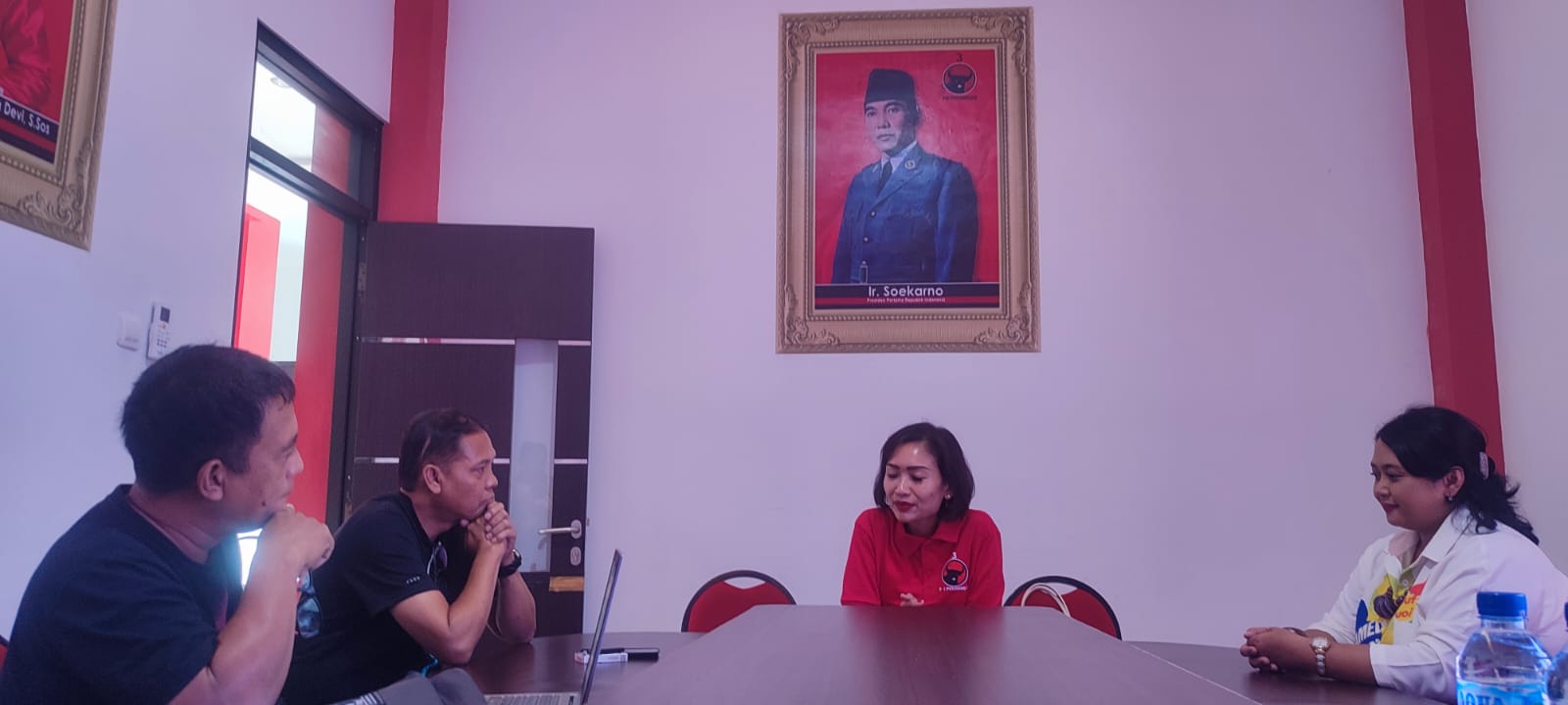 Untung Wina Sukowati mendatangi kantor DPC PDIP Sragen, Jumat (16/8/2024). (Ahmad Khairudin/Radar Solo)