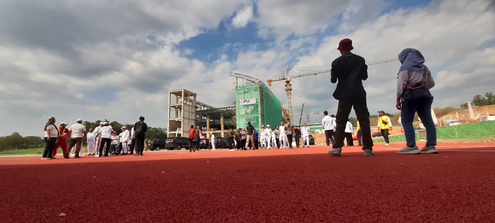 Salah satu gedung Paralympic Training Center (PTC) di Kelurahan Delingan, Kecamatan Karanganyar yang masih tahap pembangunan. (Rudi Hartono/Radar Solo)