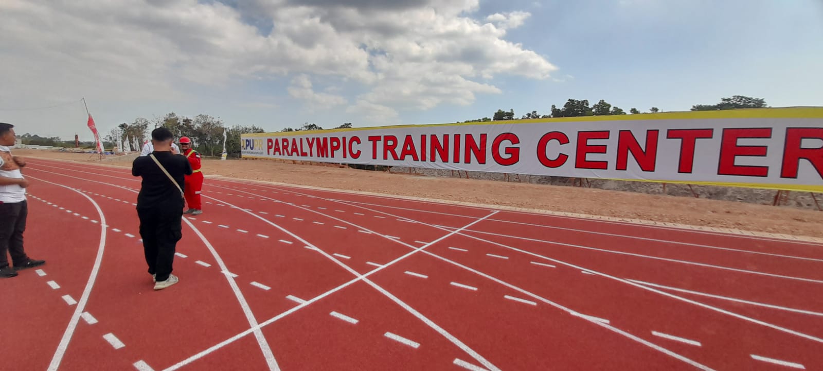 Sentel ban untuk lintasan para atletik di Paralympic Training Center (PTC) di Kelurahan Delingan, Kecamatan Karanganyar. (Rudi Hartono/Radar Solo)