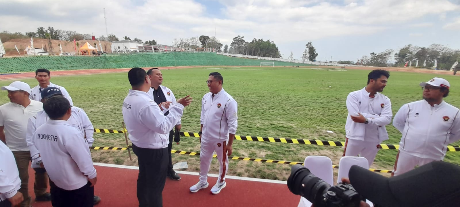 Menpora Dito Ariotedjo saat meninjau perkembangan pembangunan Paralympic Training Center (PTC), Kamis (15/8/2024). (Rudi Hartono/Radar Solo)