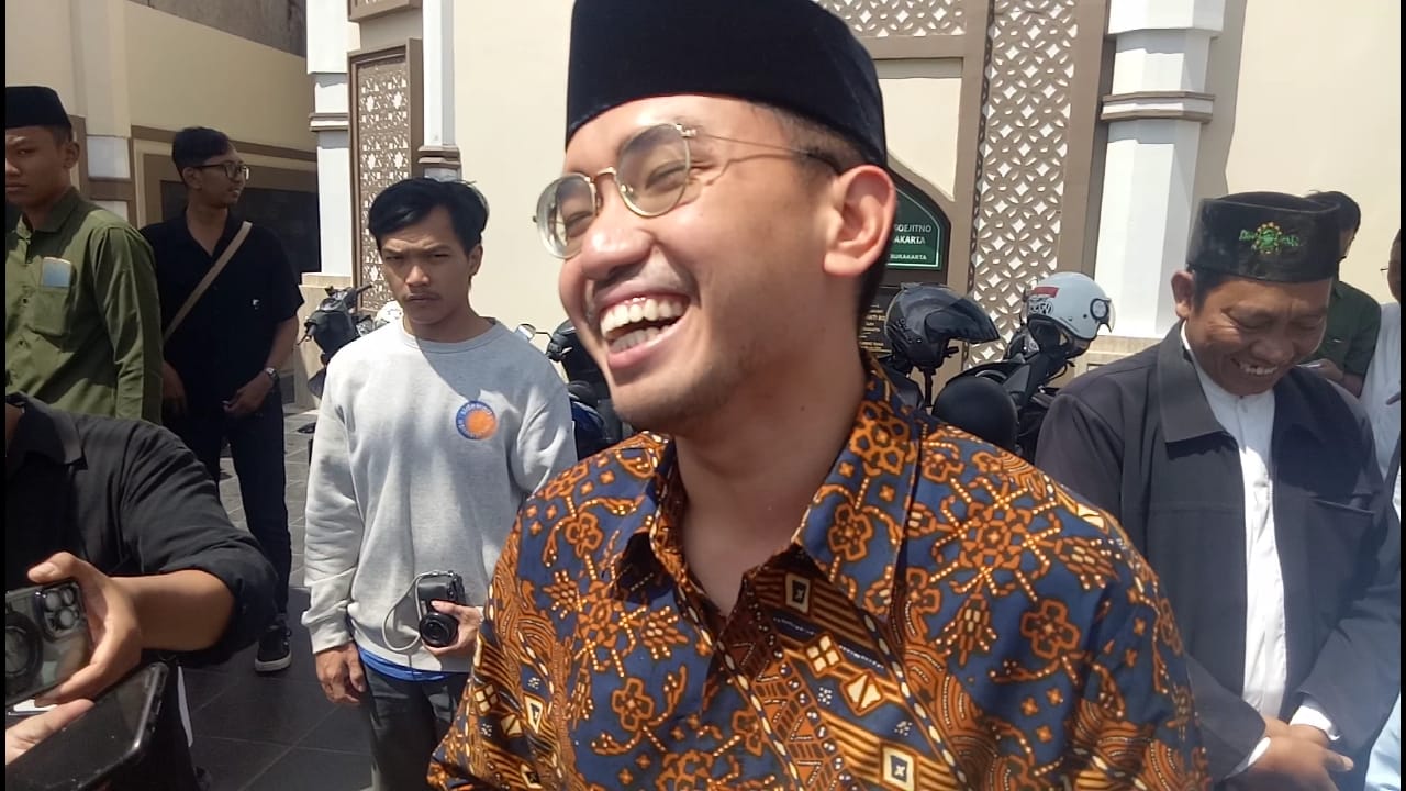 KGPAA Mangkunegara X menjawab pertanyaan wartawan tentang pencalonannya sebagai bakal calon walikota Solo, Jumat (16/8/2024).