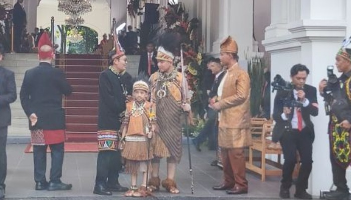 Wakil Presiden Terpilih Gibran Rakabuming Raka dan sang putra Jan Ethes kenakan pakaian adat Papua saat hadiri upacara HUT RI di Istana Merdeka Jakarta, Sabtu (17/8).