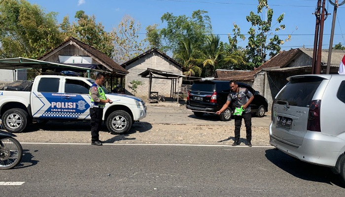 Polisi saat melakukan olah TKP kecelakaan tabrak lari di Jalan Eromoko-Pracimantoro, Sabtu (17/8).