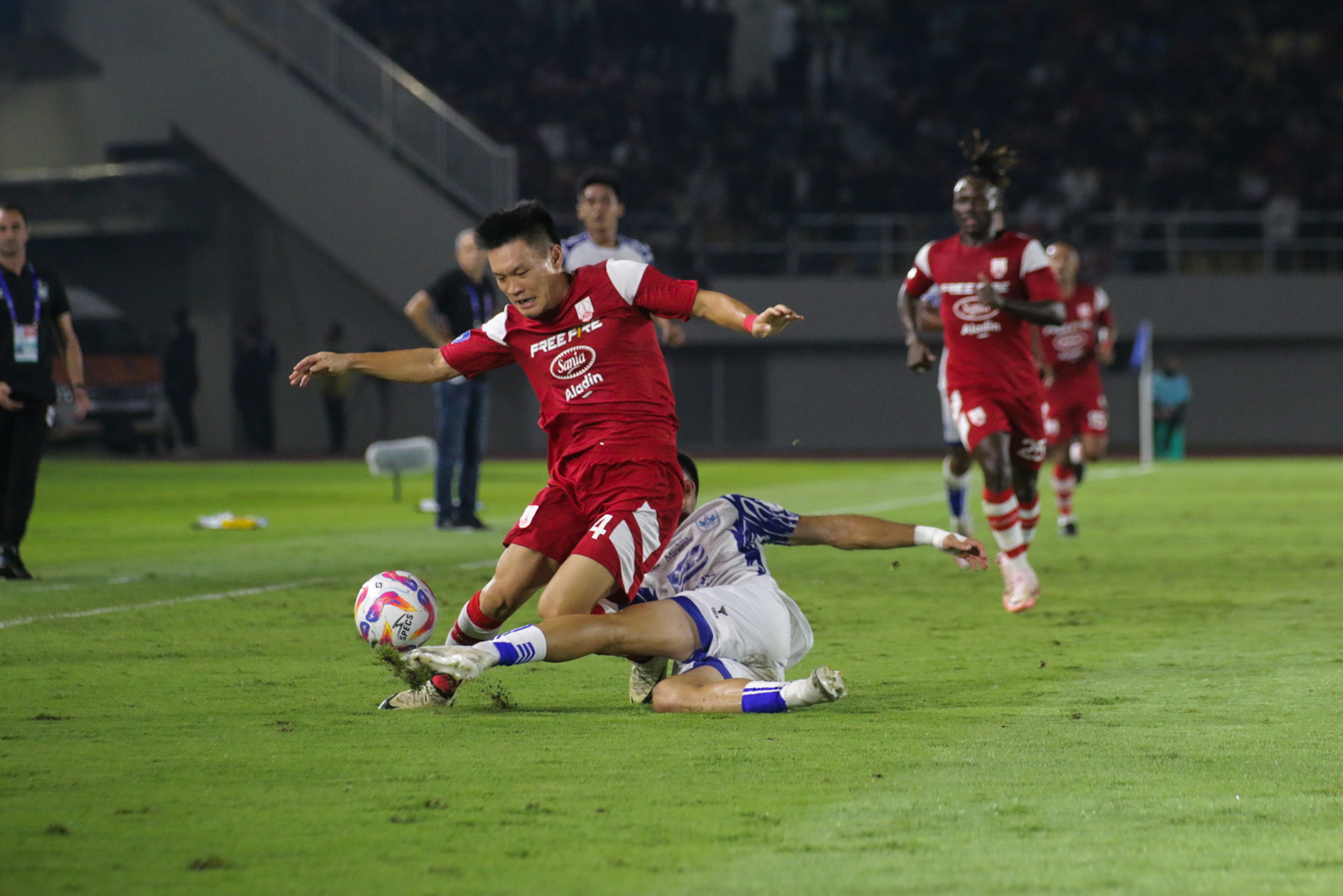 Gelandang Persis Solo Sho Yamamoto dijegal bek PSIS Semarang di Stadion manahan.