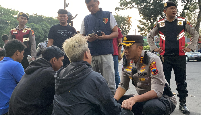 Kapolresta Solo Kombes Pol Iwan Saktiadi bersama jajarannya menjaring puluhan suporter PSIS Semarang yang nekat masuk Solo, Sabtu (17/8).