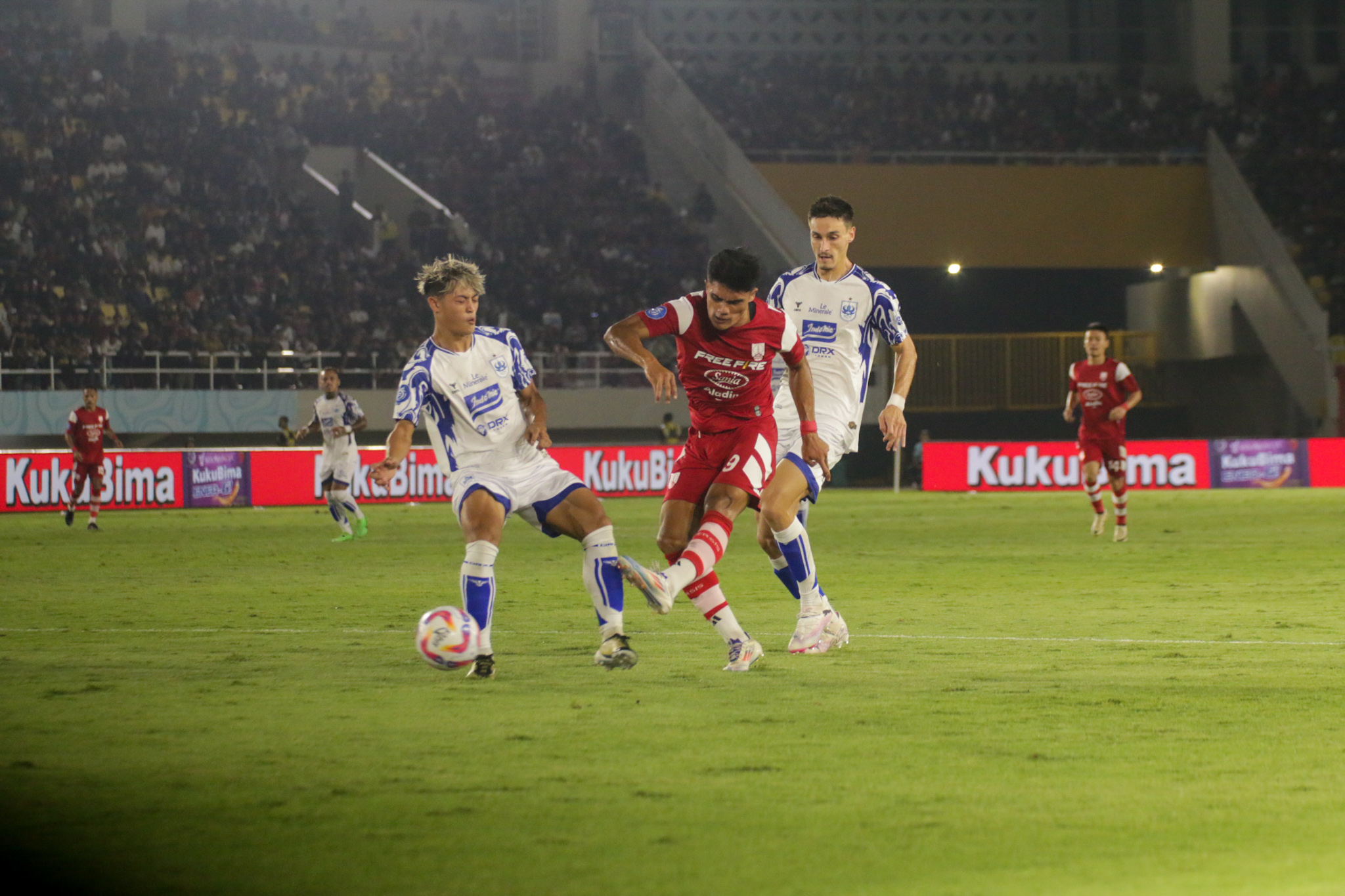 Bek PSIS Semarang Dewangga berduel dengan striker Persis Solo Ramadhan Sananta di laga Liga 1 di Stadion Manahan,  17 Agustus 2024.