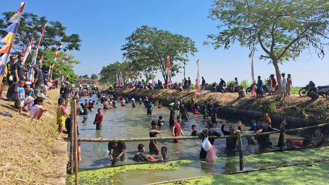 Warga RW 09 Desa Bawak, Kecamatan Cawas, Klaten saat mengikuti lomba menangkap ikan dalam rangka HUT RI. (Angga Purenda/Radar Solo)