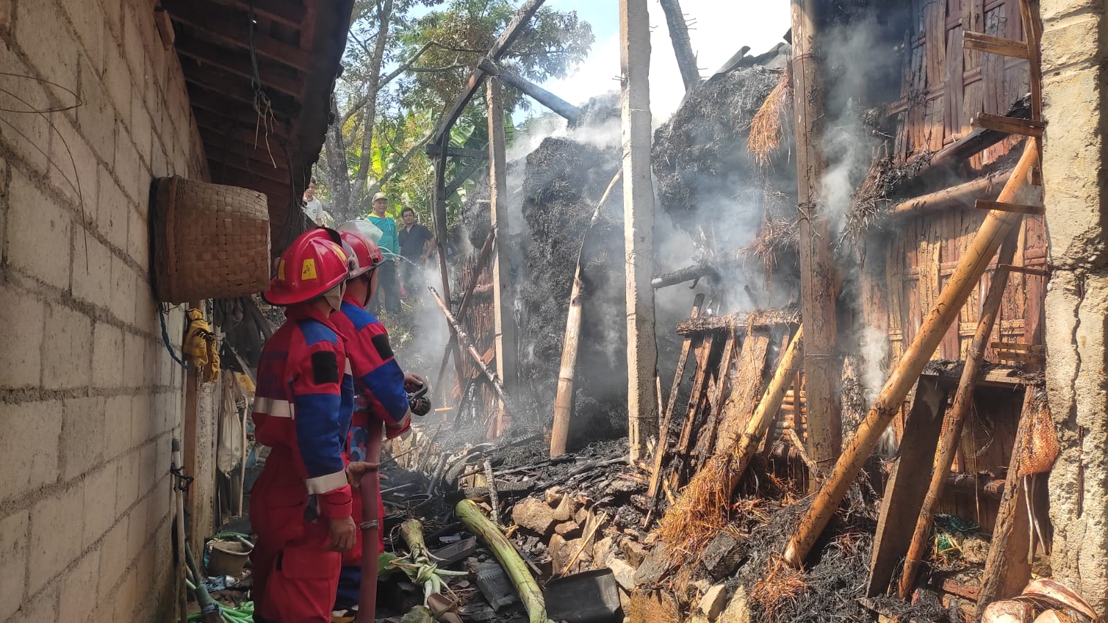 Kandang di Desa Ngadirejo, Kecamatan Mojogedang, Karanganyar ludes terbakar, Senin (19/8/2024). (Rudi Hartono/Radar Solo)