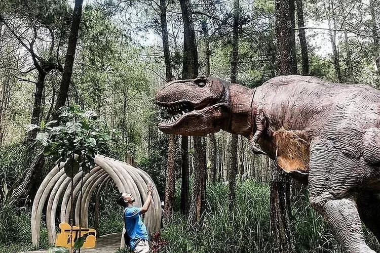 Mojosemi Forest Park menyuguhkan wahana menarik dengan konsep taman dinosaurus.
