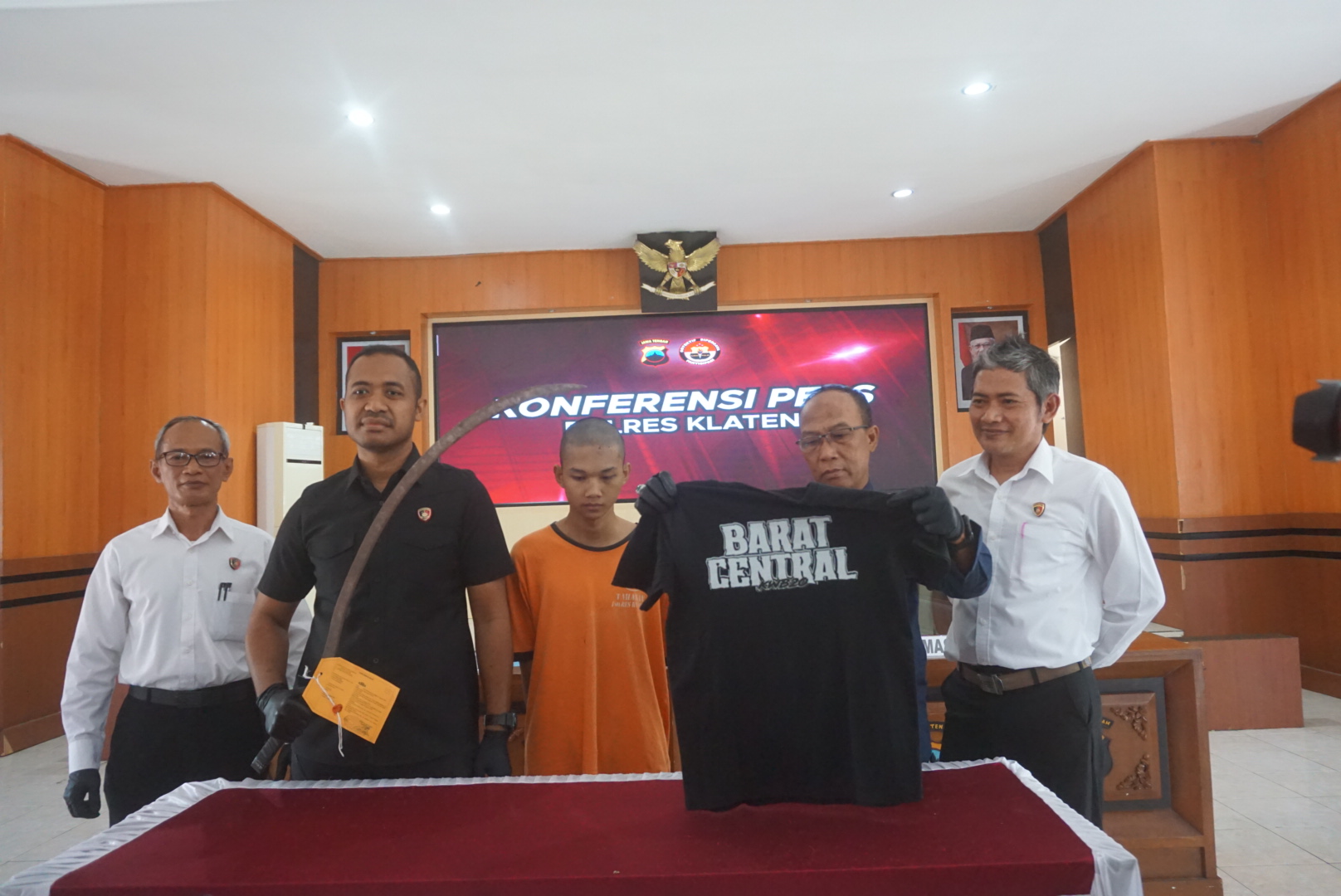 Polres Klaten membekuk anggota geng motor (tengah) bersama barang bukti celurit. (Angga Purenda/Radar Solo)