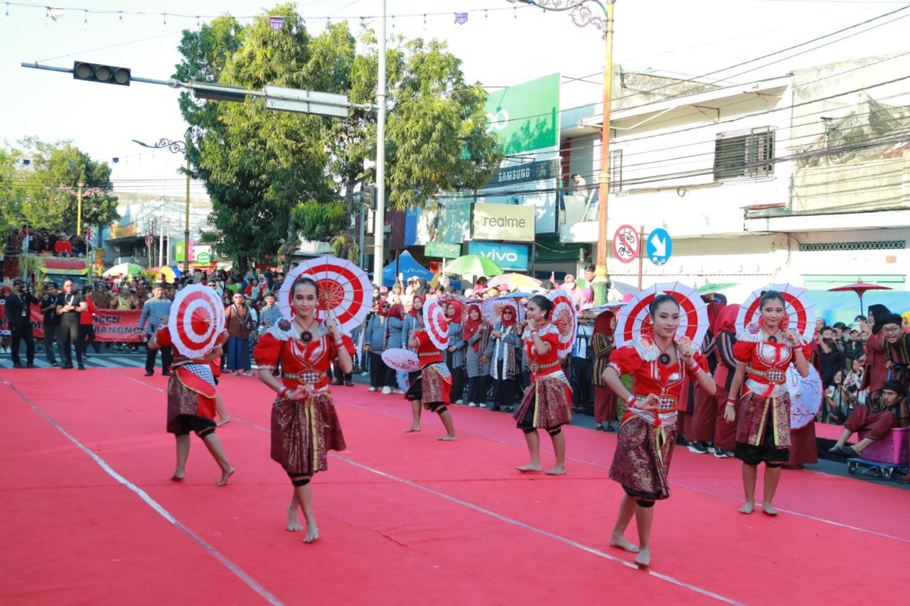 Penampilan sejumlah peserta kirab budaya di Jalan Pemuda, Kecamatan Klaten Tengah, Klaten.