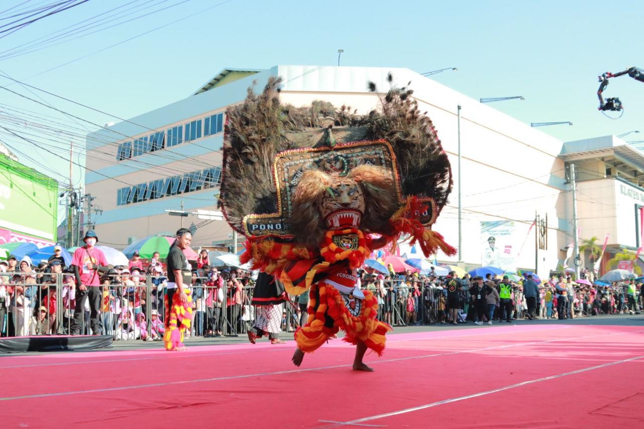 Penampilan kesenian reog Ponorogo ikut meriahkan kirab budaya di Klaten.