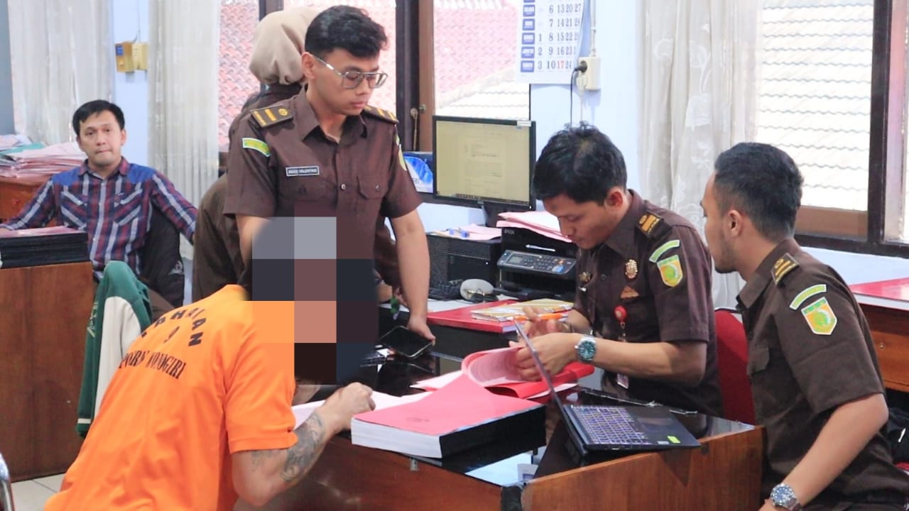 Penyerahan tersangka Supriyanto alias Baron dan barang bukti kasus pembunuhan ke Kejari Wonogiri Senin (19/8/2024).