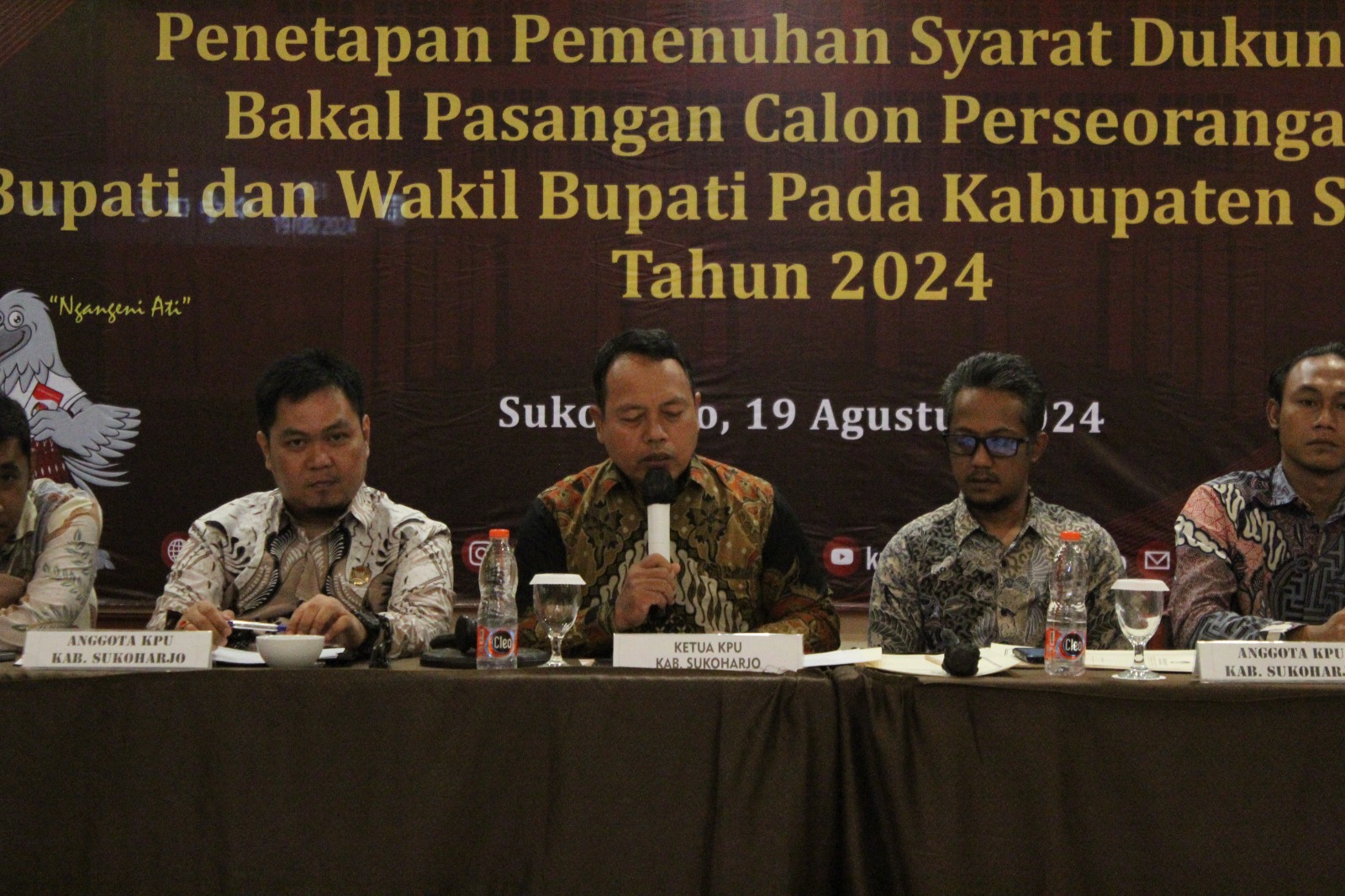 Ketua KPU Sukoharjo Syakbani Eko Raharjo bacakan hasil pleno penetapan pemenuhan syarat dukungan jalur perseorangan, Senin (19/8/2024).