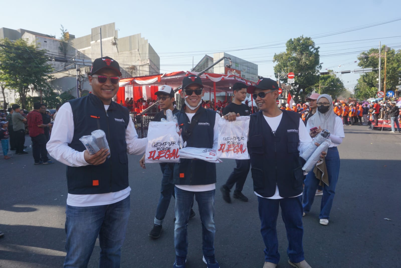 Diskominfo Klaten bersama Bea Cukai Surakarta mengikuti karnaval pembangunan sembari sosialisasi Gempur Rokok Ilegal di sepanjang Jalan Pemuda, Klaten, Senin (19/8/2024).