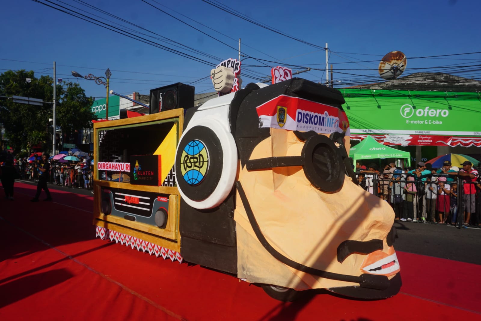 Kendaraan hias Diskominfo Klaten meriahkan karnaval pembangunan.