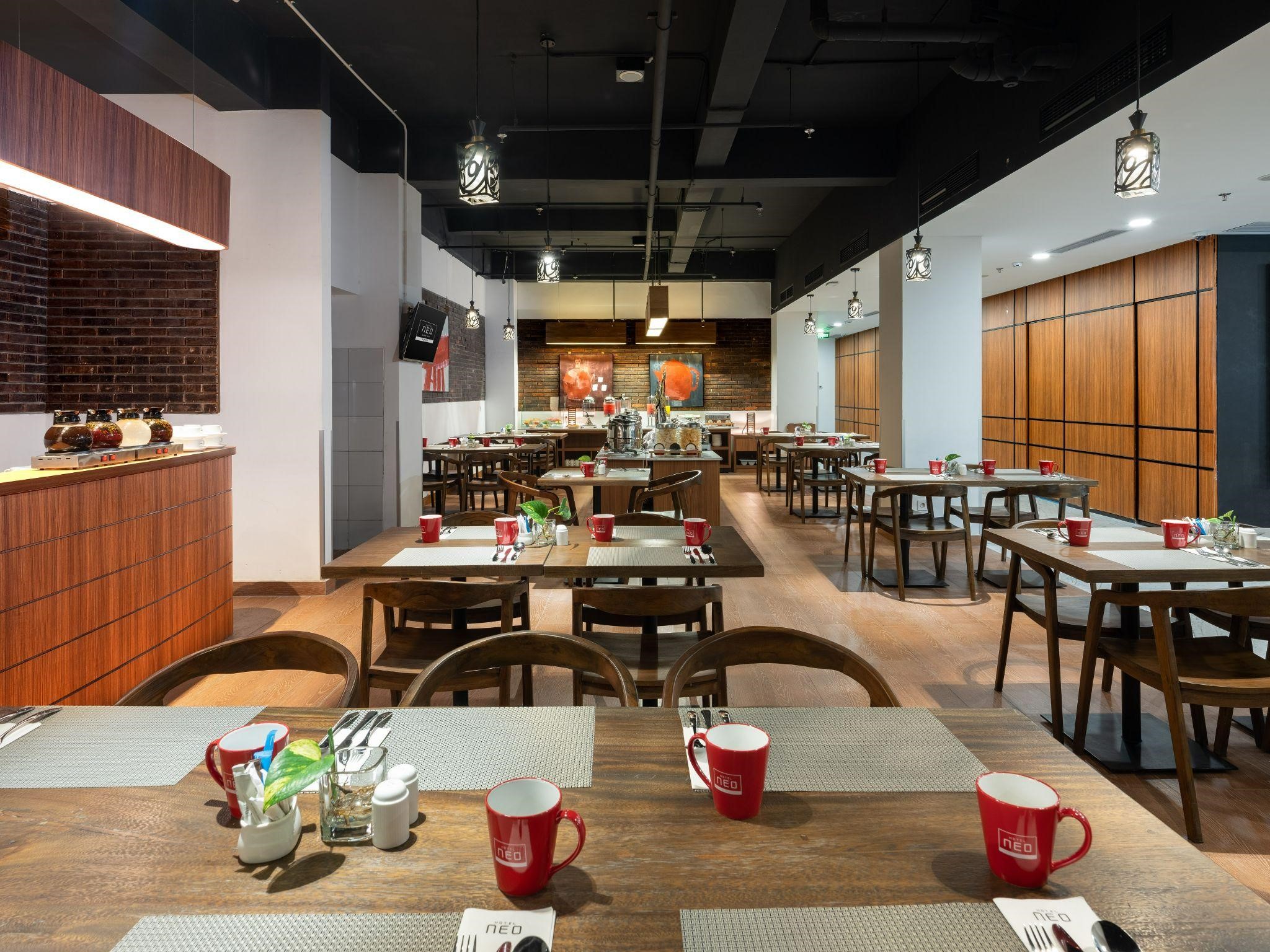 Resto Hotel Neo Gading Solo yang menyajikan menu-menu istimewa.
