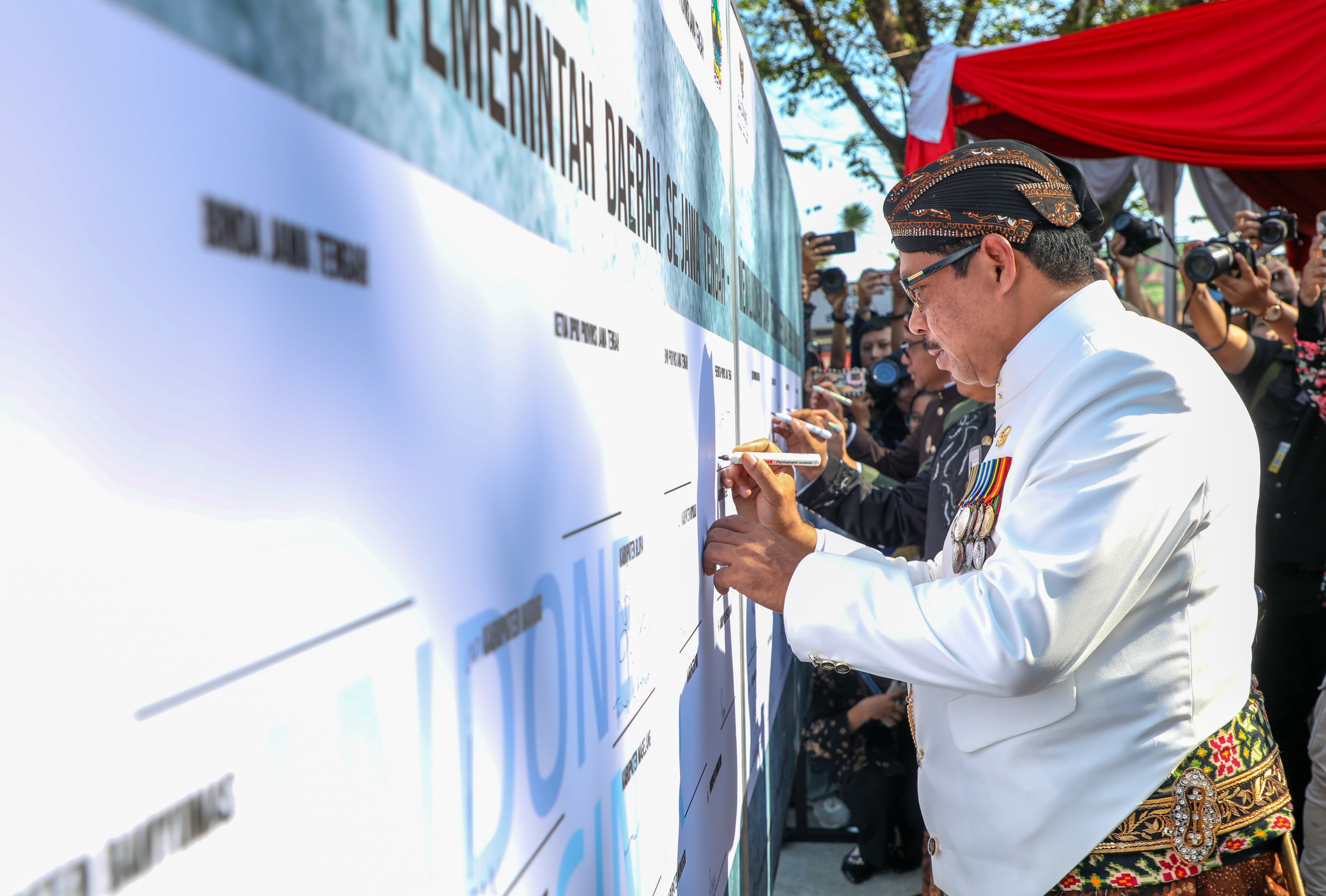 Pj Gubernur Nana Sudjana tanda tangani deklarasi antinarkoba di sela upacara Hari Jadi ke-79 Provinsi Jateng, di Lapangan Pancasila Kota Salatiga, Senin (19/8/2024).