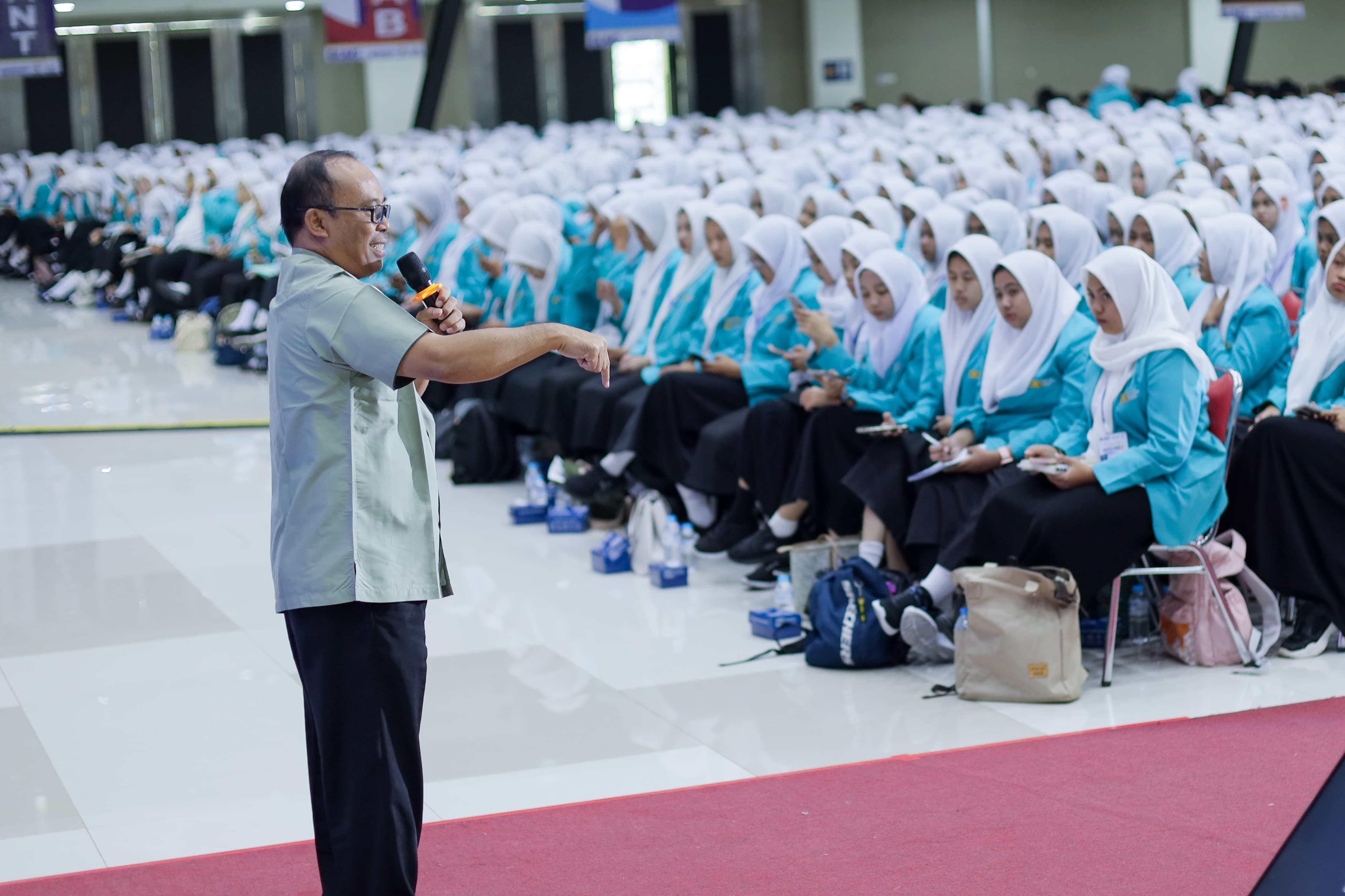 Pemberian materi yang diikuti mahasiswa baru UMS dalam acara Masta PMB, 20 Agustus 2024.&nbsp;