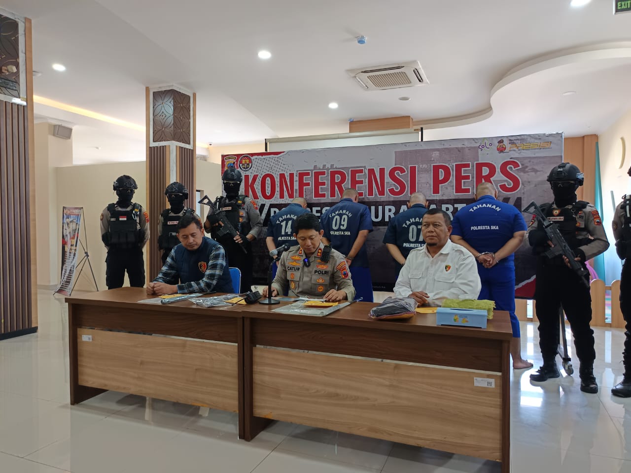 Suporter PSIS Semarang yang kedapatan membawa sajam dan pil diamankan Polresta Solo.