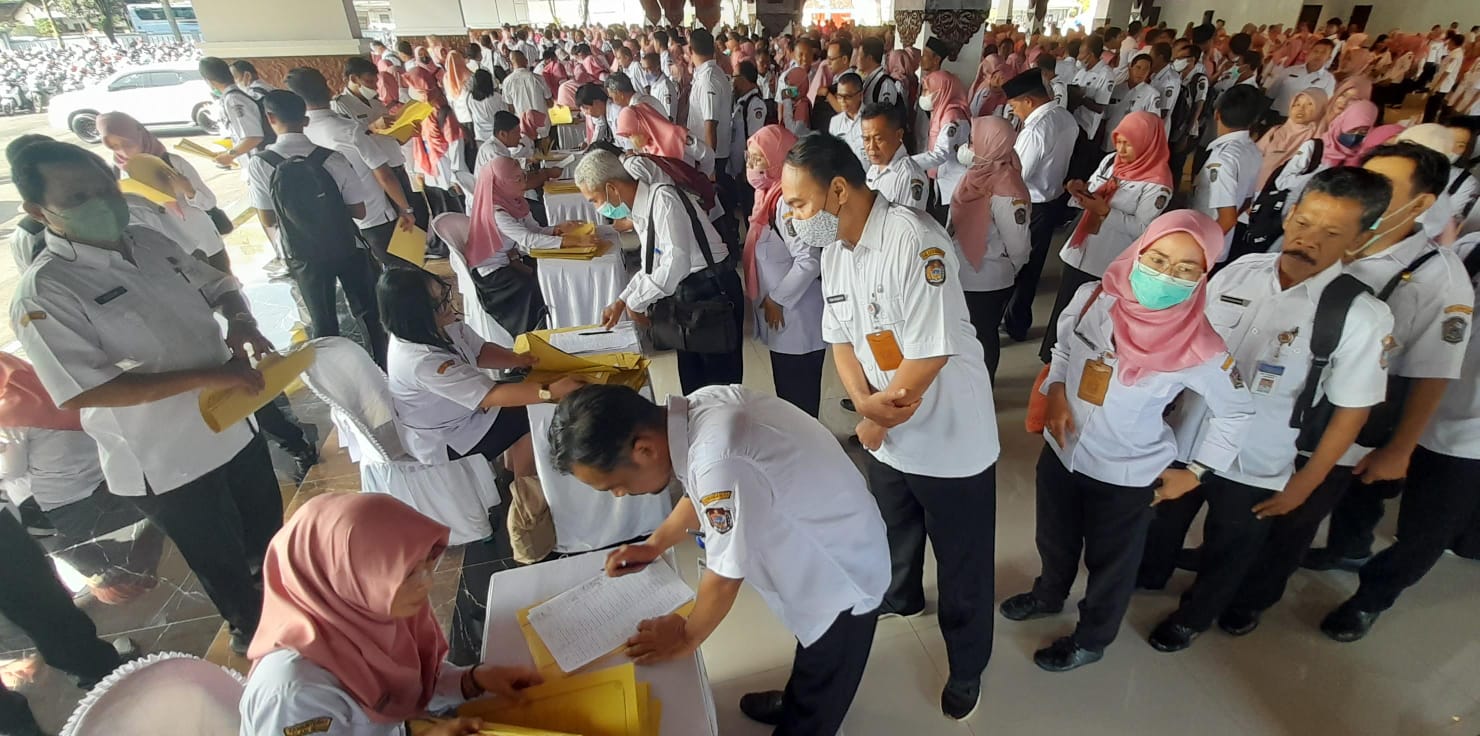 Pegawai Pemkab Karanganyar saat menerima SK kenaikan pangkat. (Rudi Hartono/Radar Solo)