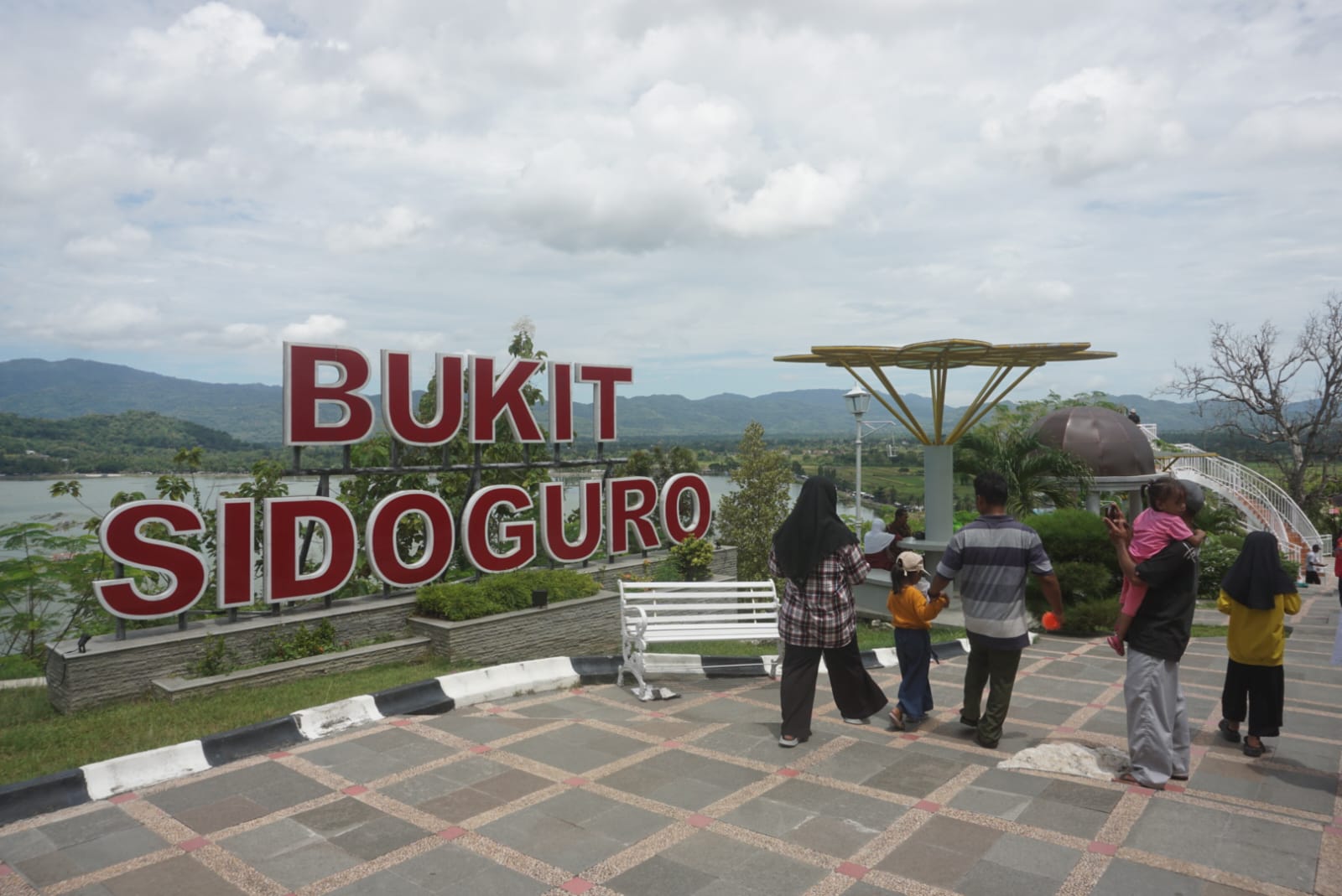 Sejumlah pengunjung yang sedang berwisata di Bukit Sidoguro, Desa Krakitan, Kecamatan Bayat, Klaten. (Angga Purenda/Radar Solo)