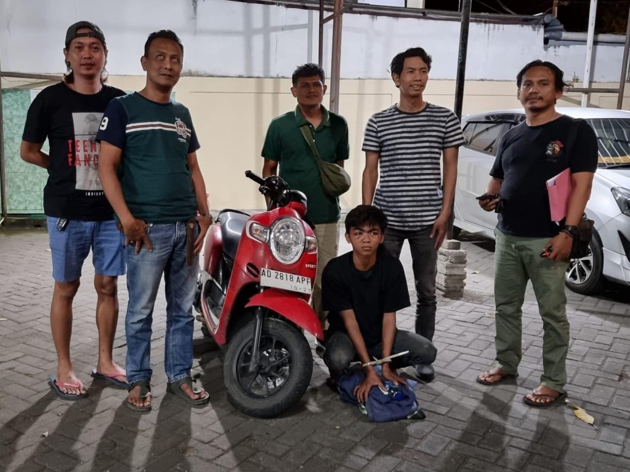 Pelaku pencurian sepeda motor (jongkok) di Sidoharjo, Sragen berhasil dibekuk aparat Polres Sragen. (Ahmad Khairudin/Radar Solo)