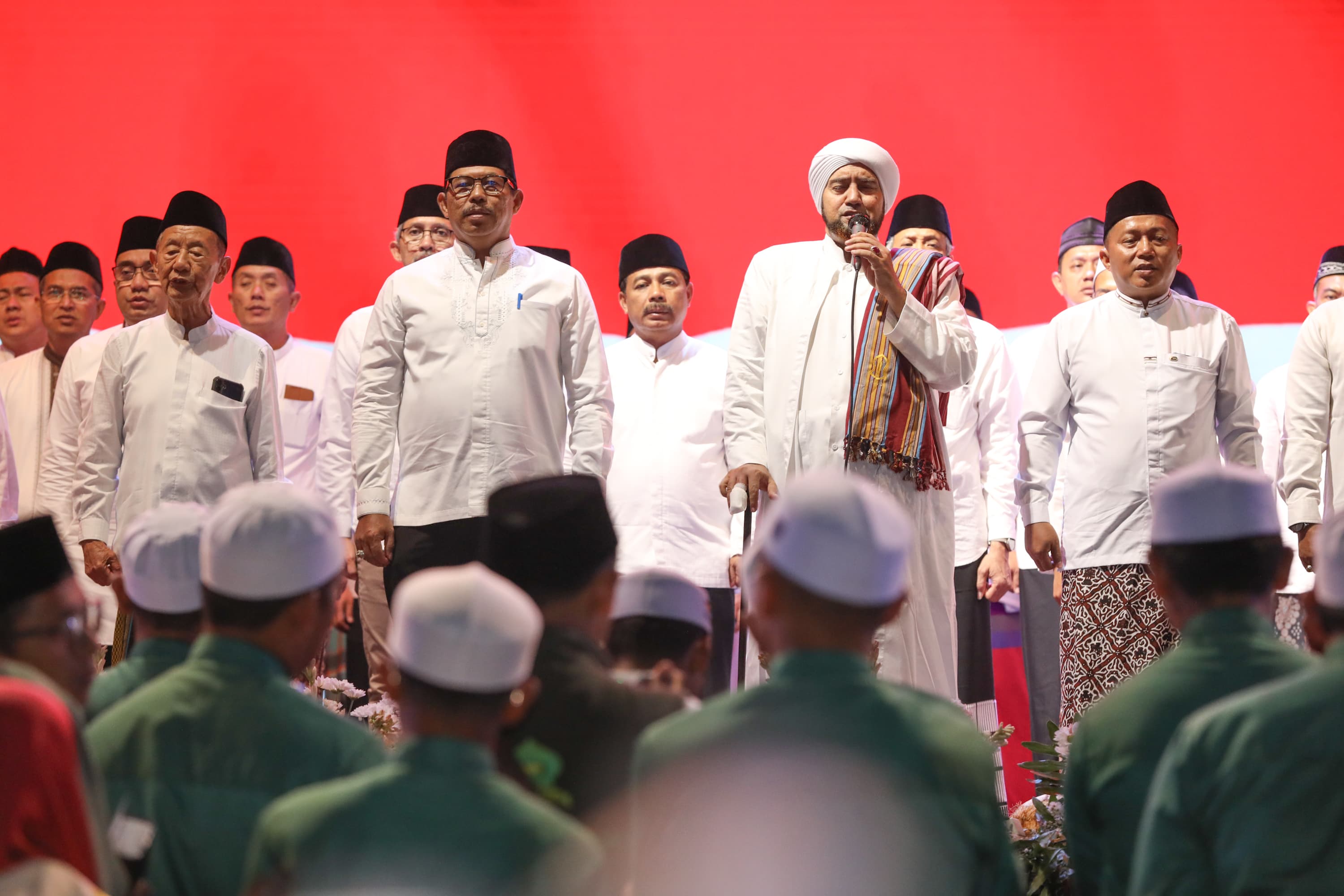 Jateng Bersholawat di lapangan kampus Universitas Islam Negeri (UIN) Salatiga, Senin (19/8/2024) malam. Hadir Pj Gubernur Nana Sudjana bersama jajaran dan Habib Syech.