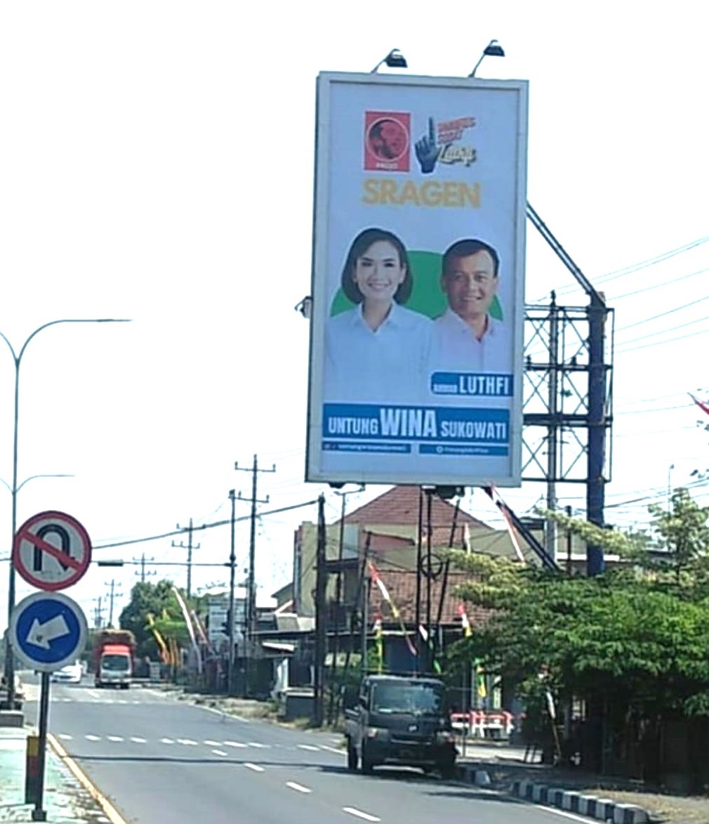 Baliho bergambar bakal calon Bupati Sragen Untung Wina Sukowati bersanding dengan bakal calon Gubernur Jateng Ahmad Luthfi. Ini sebagai bentuk dukungan Relawan Sobat Luthfi kepada Wina.