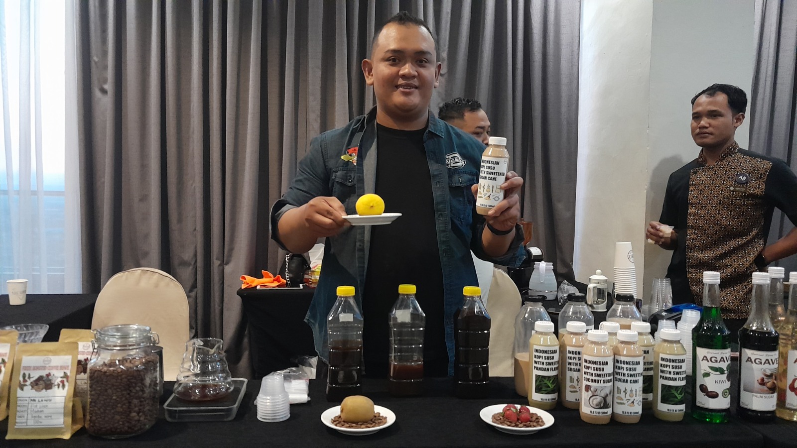 Dodik Suryo Saputro meracik kopi kreasinya. (Maulida Afifa/Radar Solo)