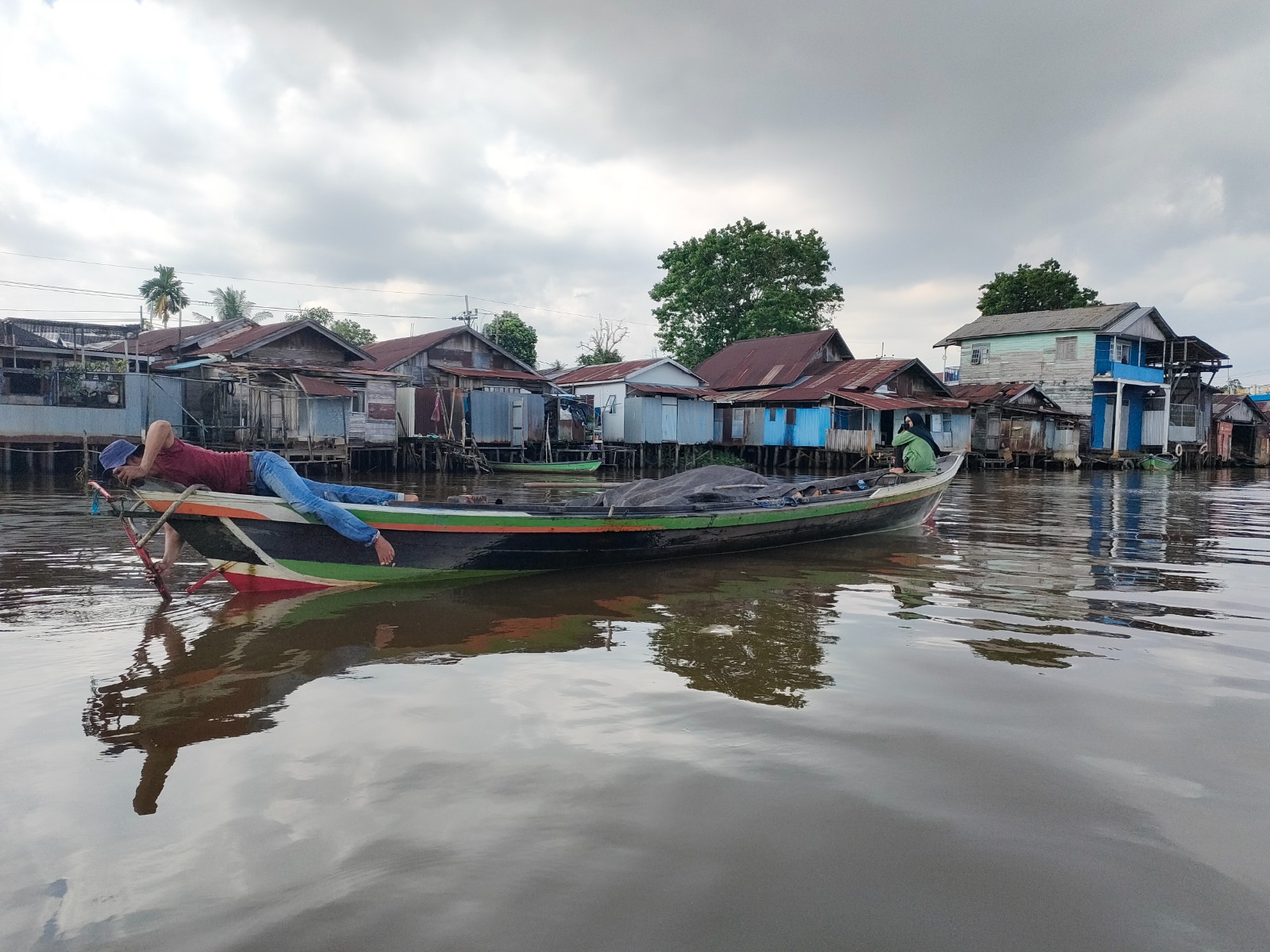 SILVESTER KURNIAWAN/RADAR SOLO Warga mencari ikan di Sungai Martapura, Kabupaten Banjar, Kalimantan Selatan.