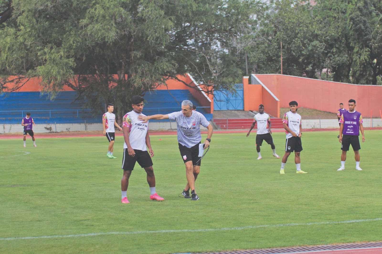 Pelatih Persis Solo Milomir Seslija memberikan instruksi kepada winger kiri Irfan Jauhari dalam latihan rutin di Stadion UNS, Rabu sore (21/8).