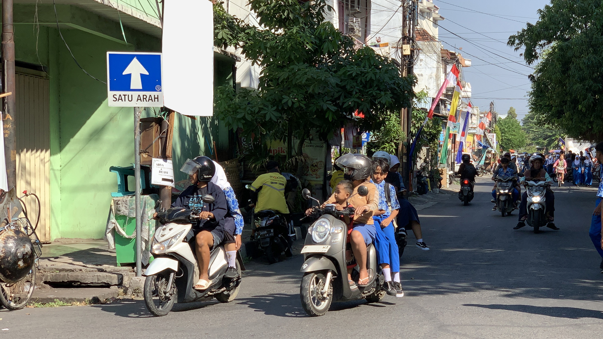 Ilustrasi pemotor yang melawan arus. Hal ini membahayakan diri sendiri dan orang lain.