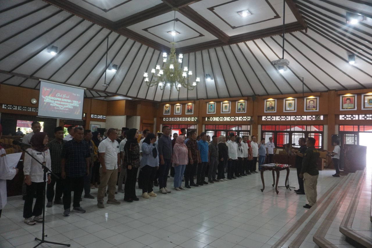 Gladi bersih paripurna pengucapan sumpah atau janji anggota DPRD Klaten periode 2024-2029 di gedung DPRD setempat, Rabu (21/8/2024).