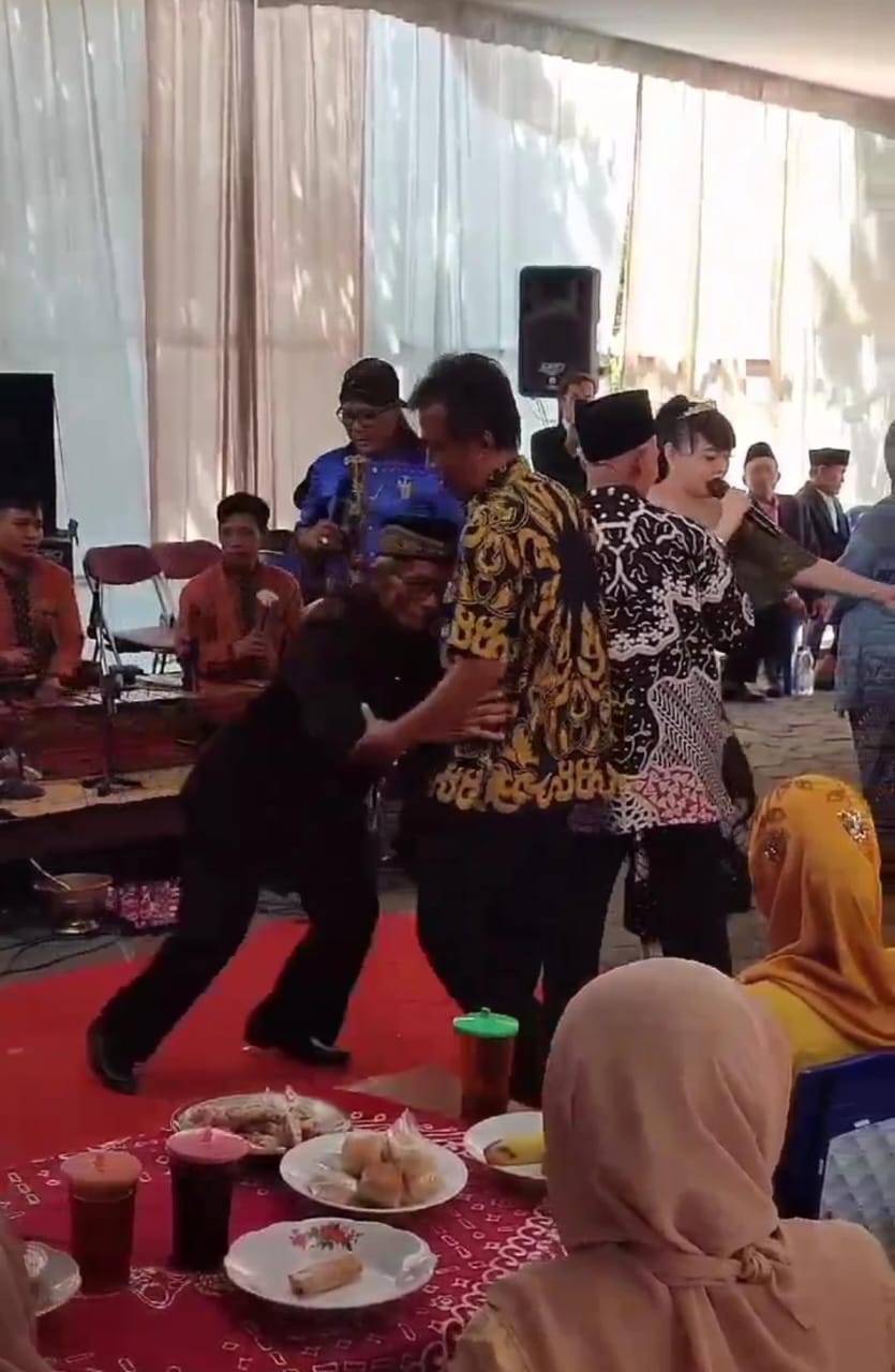 Detik-detik Guno tersungkur saat berjoget di hajatan di Kecamatan Manyaran, Wonogiri kemudian meninggal dunia.