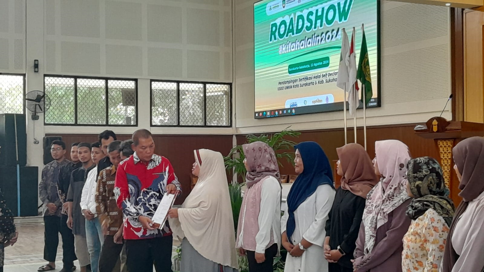 Wali Kota Solo Teguh Prakosa memberikan sertifikat halal ke UMK saat Roadshow #Kitahalalin2024 di PPMI Assalaam Sukoharjo, kemarin.