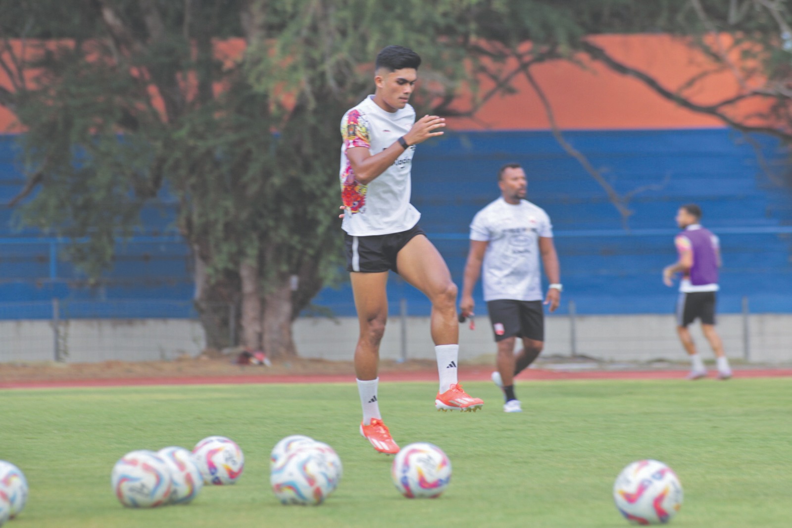 Striker Persis Solo Ramadhan Sananta berlatih di Stadion UNS.