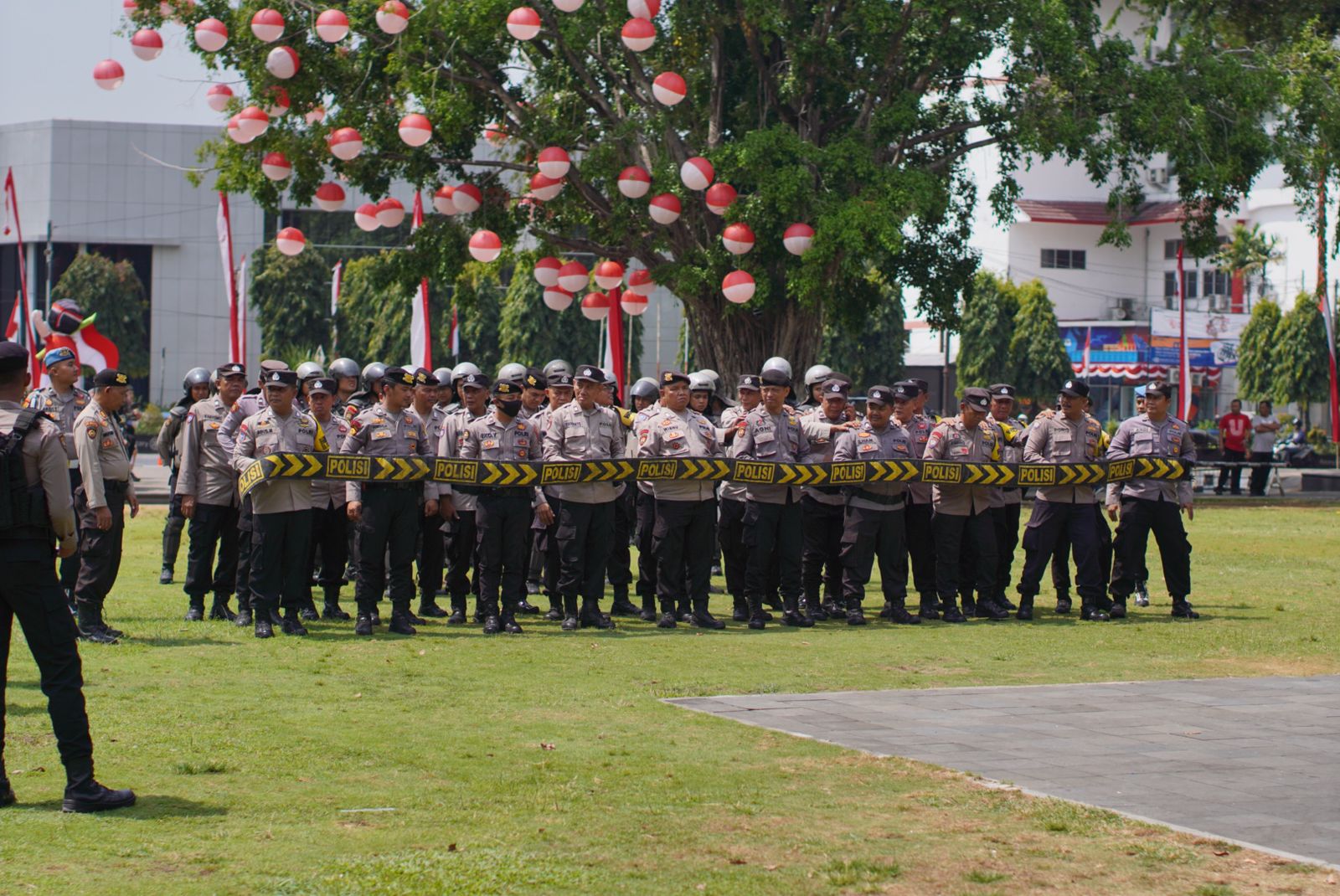 Anggota Polresta Solo bersiaga di Balai Kota Solo mengamankan aksi mahasiswa mengawal putusan MK, Kamis (22/8/2024).