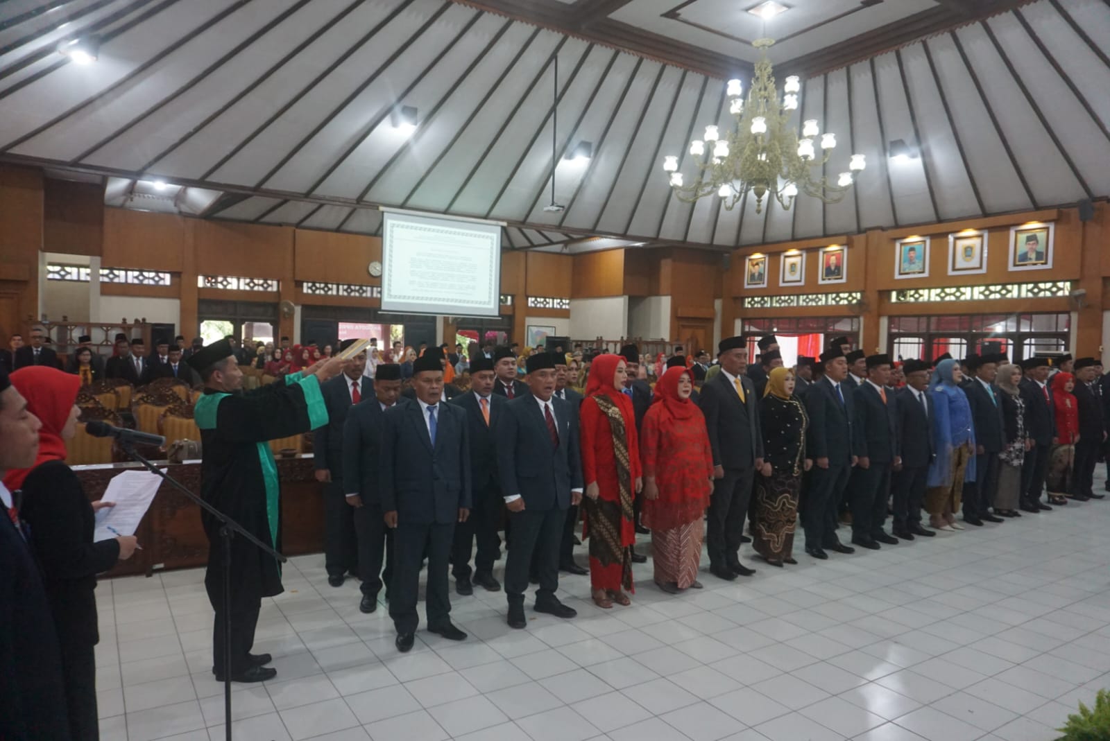 Pelantikan 50 caleg terpilih sebagai anggota DPRD Klaten periode 2024-2029 di Gedung Paripurna DPRD Klaten, Kamis (22/8/2024).